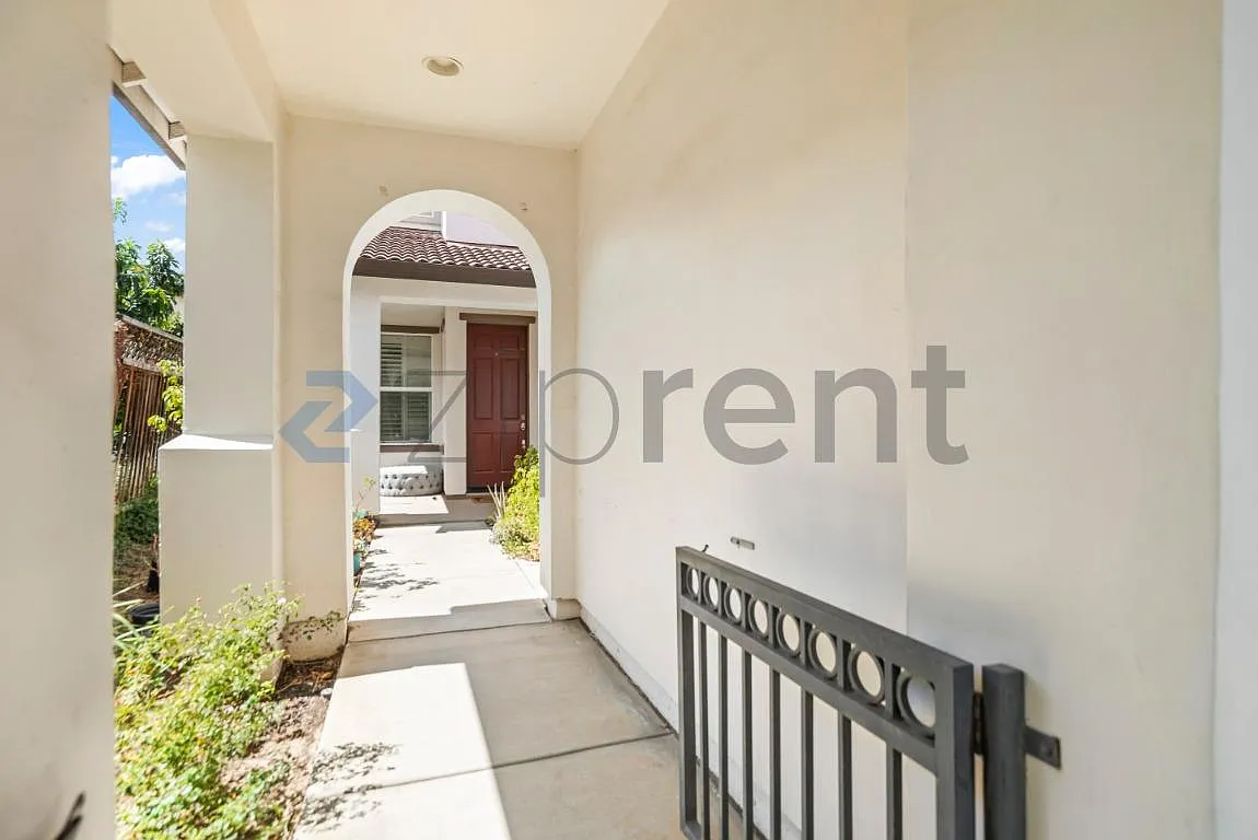 5 bed, 2840 sqft, $3,475 — Photo 3