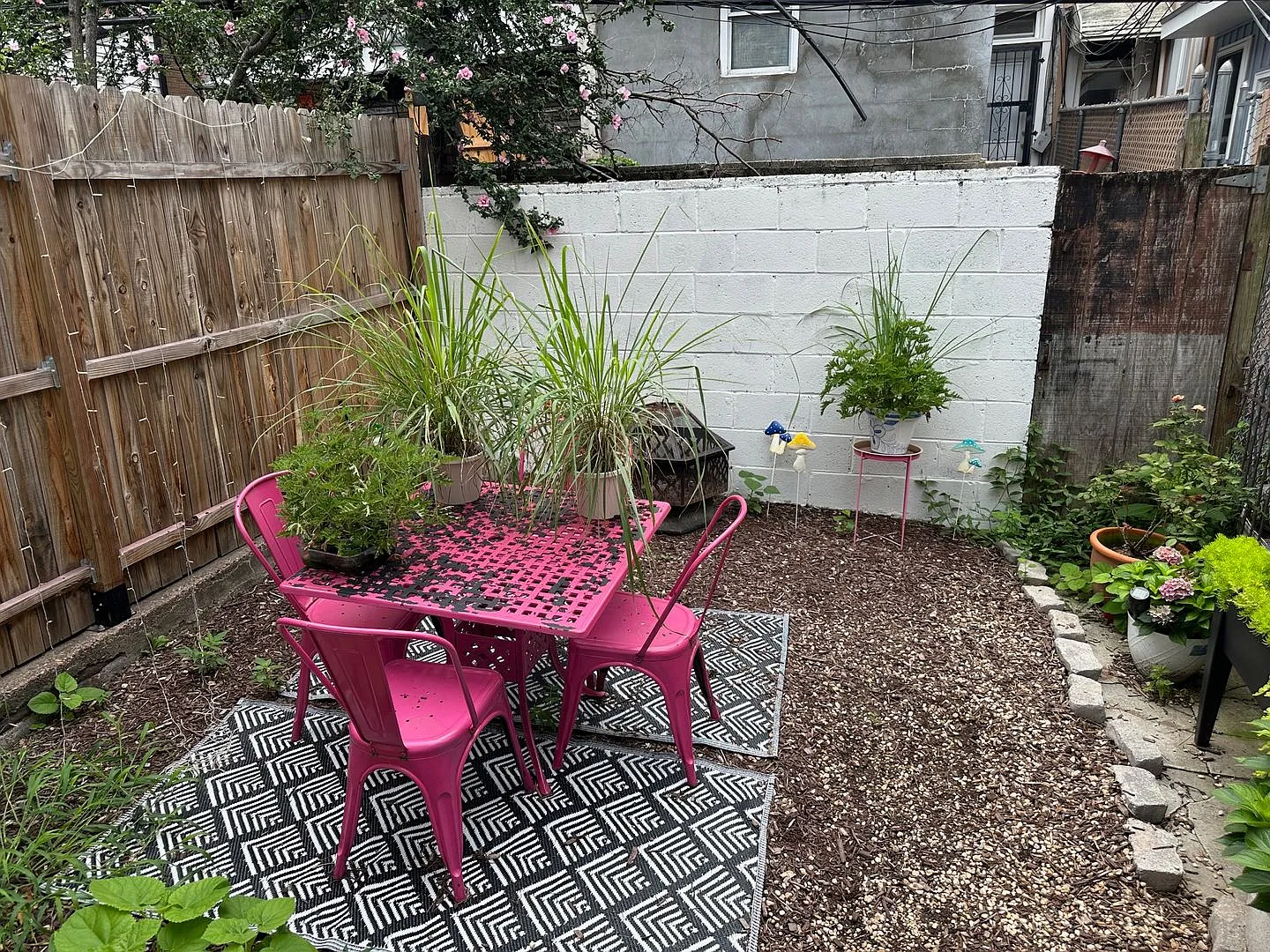 Old charm mixed with new finishes. Beautiful 3BR house is available now. — Photo 4