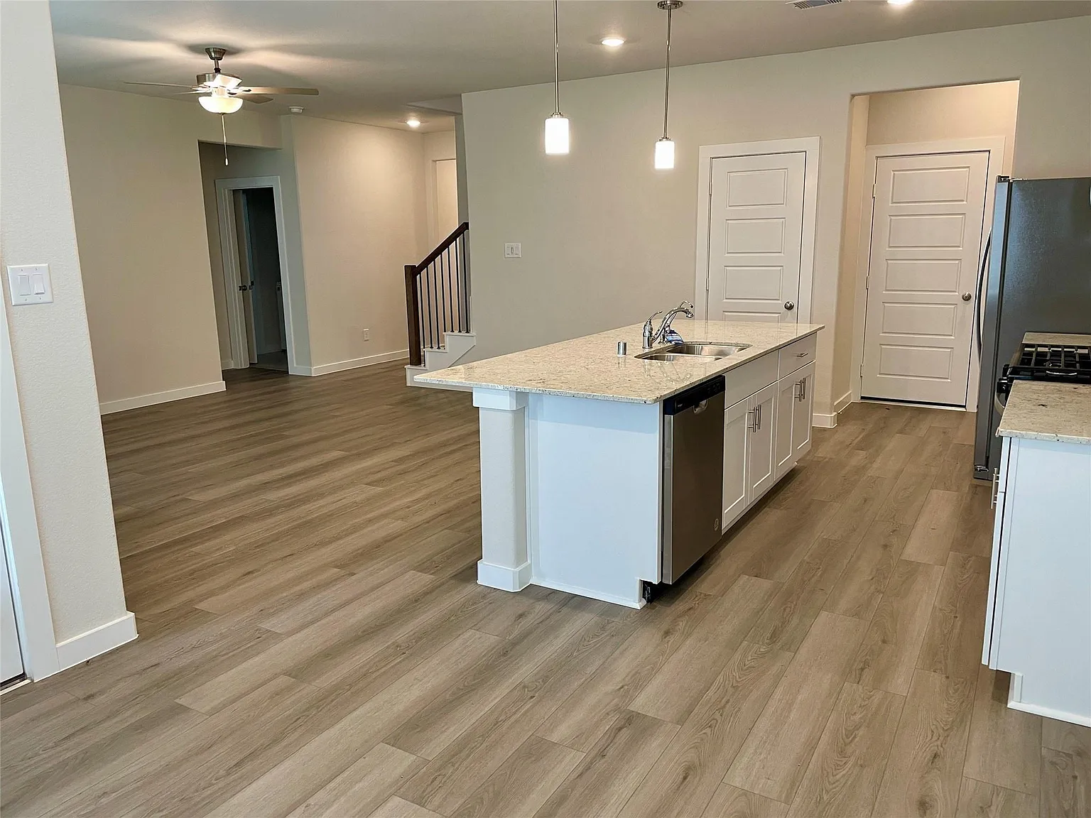 4 bed, 3.0 bath, 2316 sqft, $2,300 — Photo 3