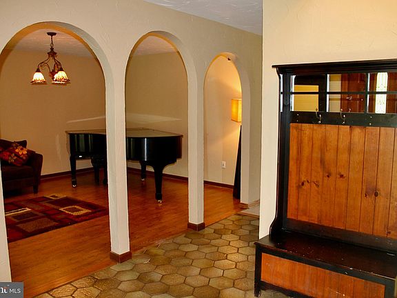 4th image of 143 Old Forest Cir