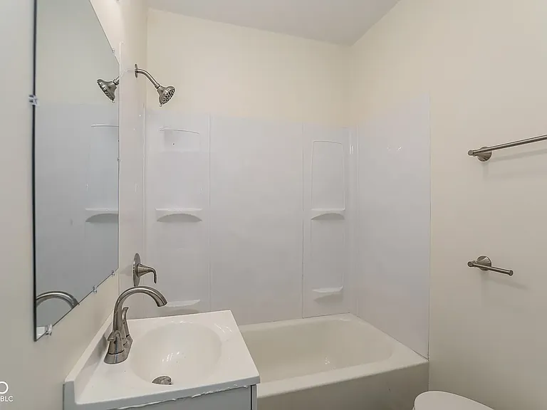 929 N Chester Ave — Photo 4