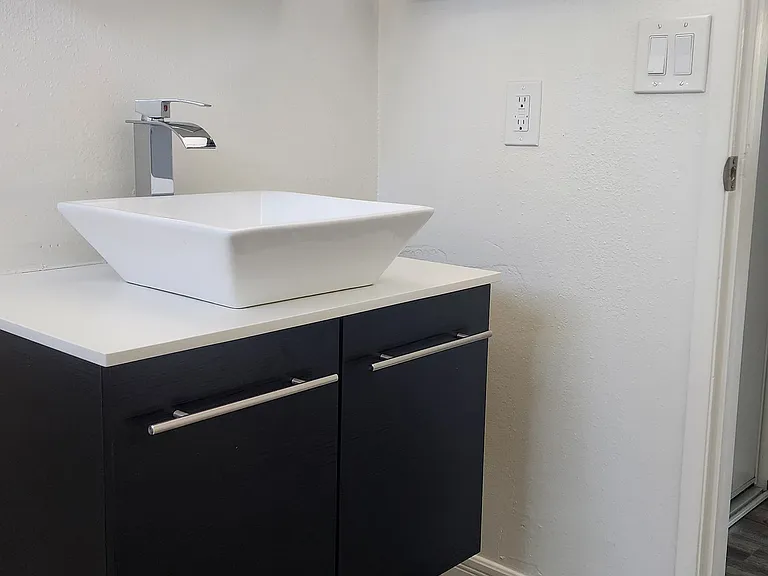 13751 Oxnard St #106 — Photo 12