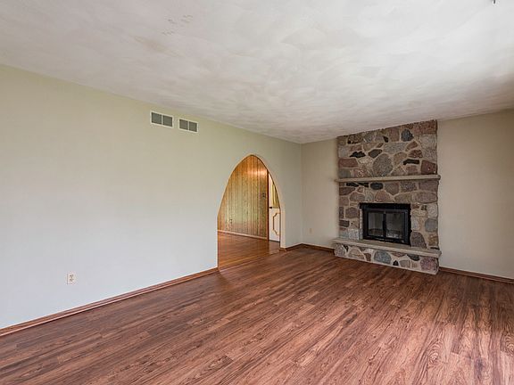 3rd image of 301 Garnett Ave