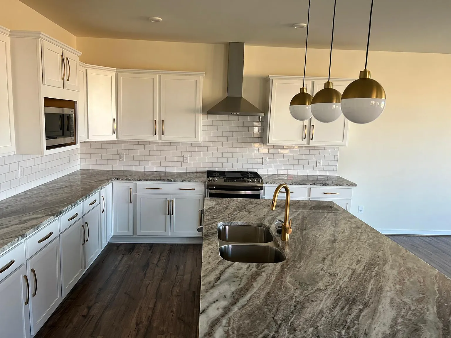 4 bed, 2531 sqft, $2,850 — Photo 2