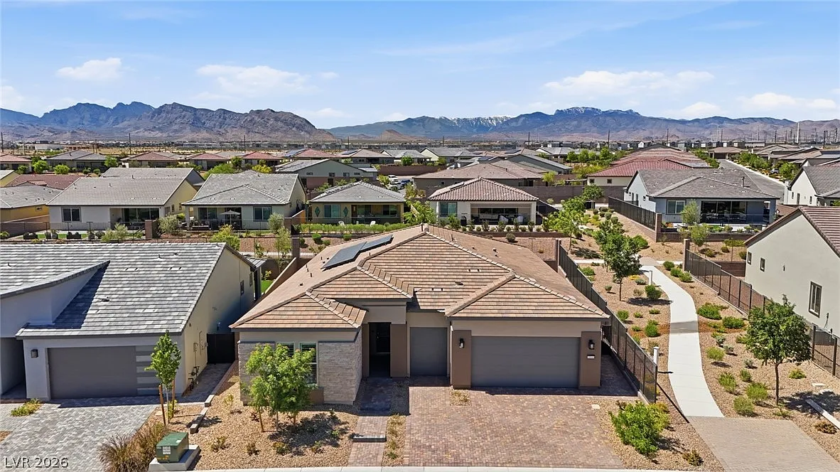 3 bed, 3.0 bath, 2355 sqft, $5,000 — Photo 2