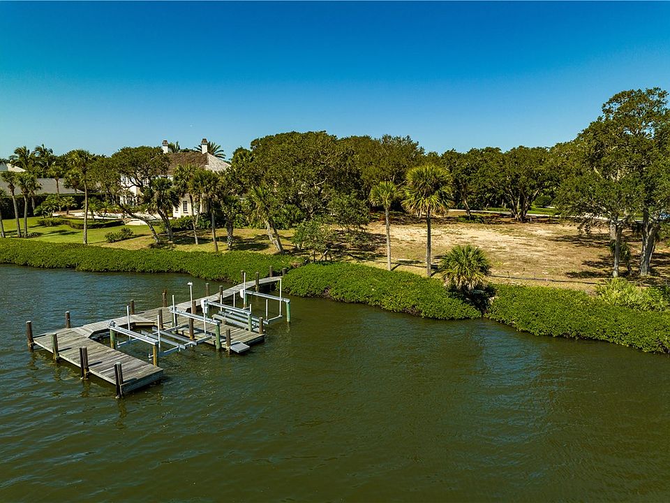 2nd image of 520 Coconut Palm Rd