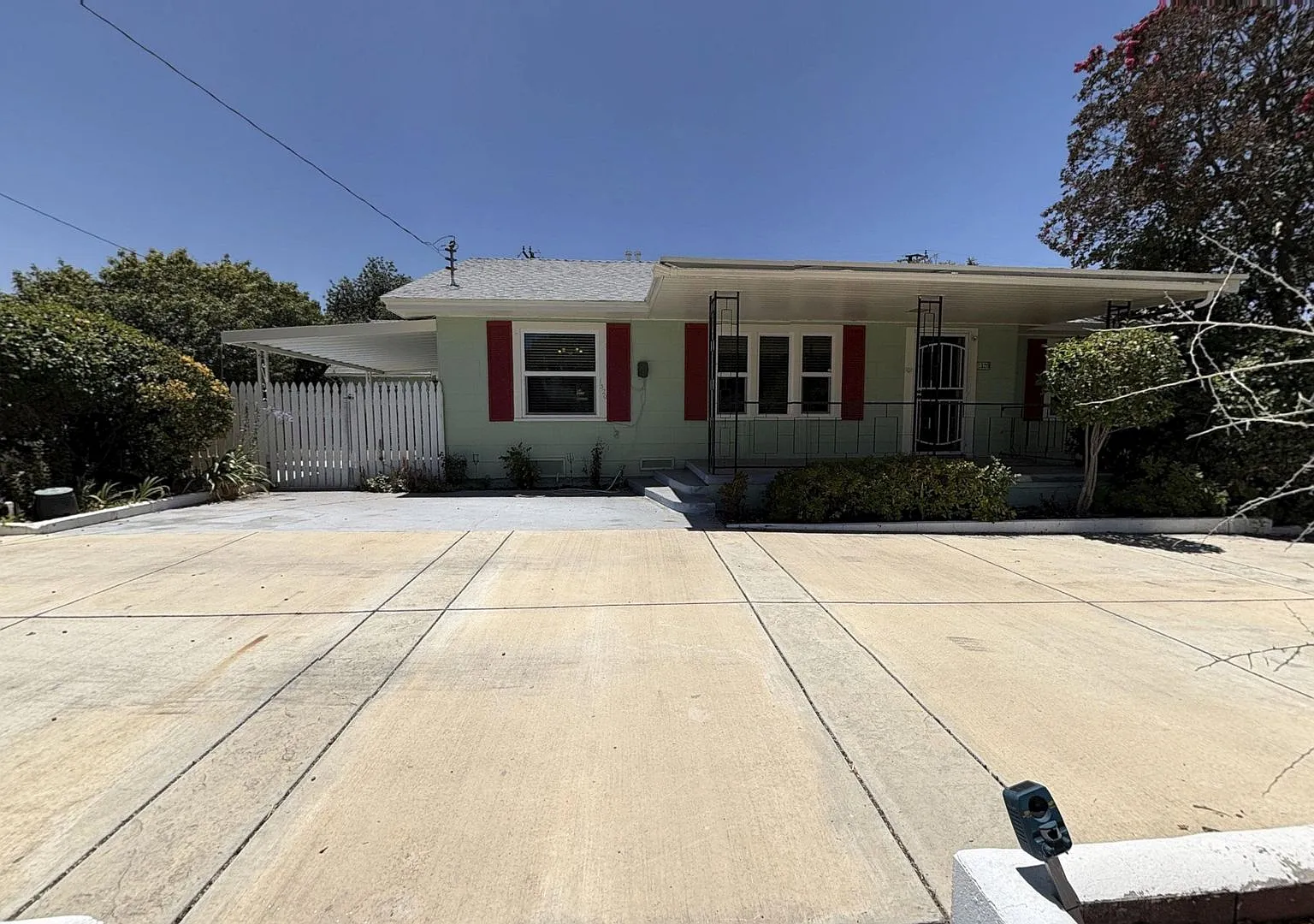 1320 E. Colton Ave. - 3 Bedroom, 1 Bath Plus Office Space Home Available Now! — Photo 1