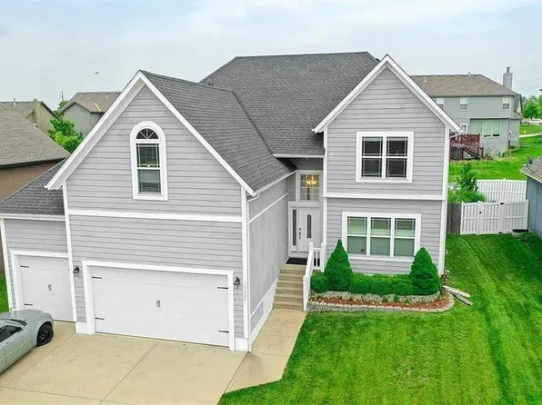 15427 S Greenwood St, Olathe, KS 66062