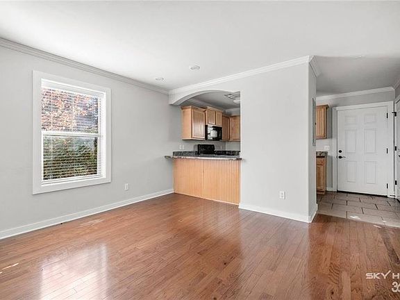 5th image of 2208 Ellington Dr #B