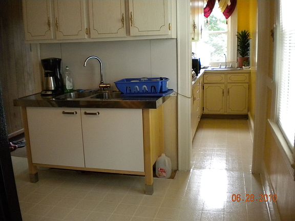 1st Floor Kitchen has two seperate sinks