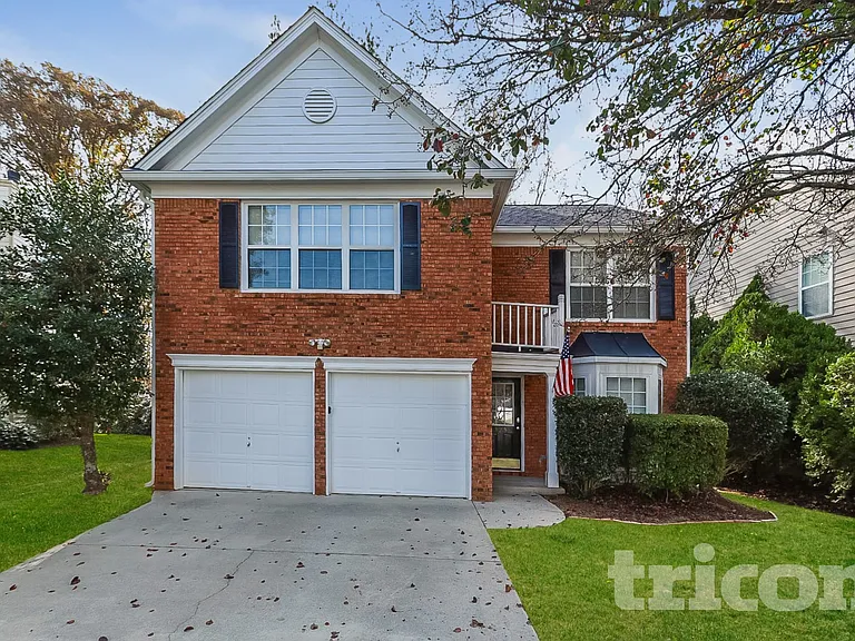 325 Cadeleigh Ct — Photo 1
