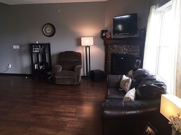 LR, gas FP, HW floors