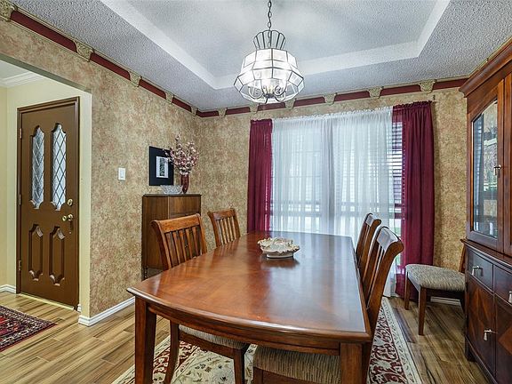 4th image of 421 Doral Pl