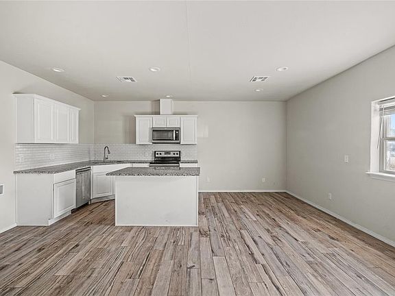 3rd image of 1401 E Woodson St