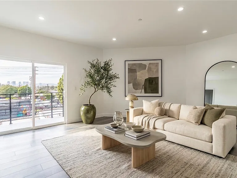 1820 Thurman Ave #1818-1/2 — Photo 2