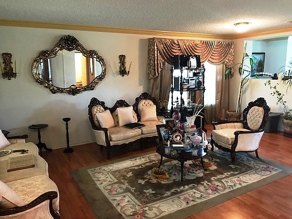 3rd image of 32 Lamour Ln