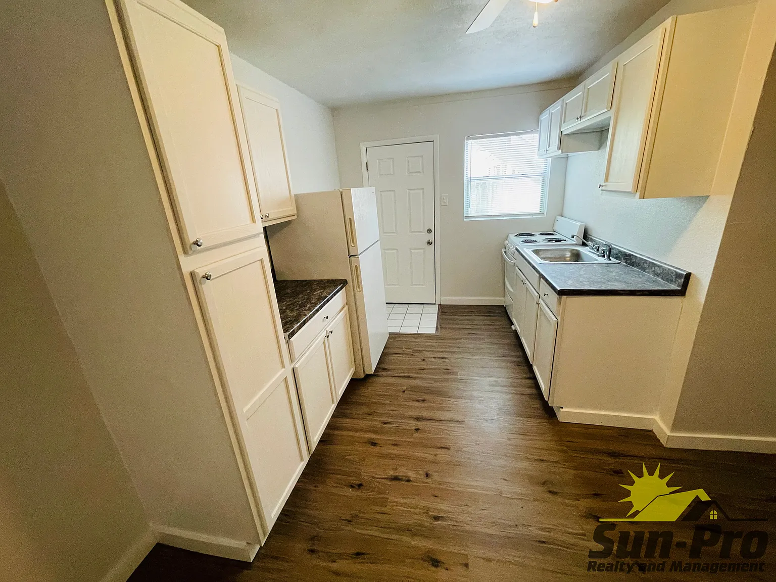 1 bed, 1.0 bath, 630 sqft, $945 — Photo 2