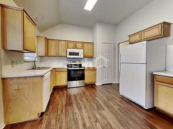 3rd image of 816 Lombardy Ct