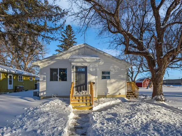 516 11th St NE, Minot, ND 58703