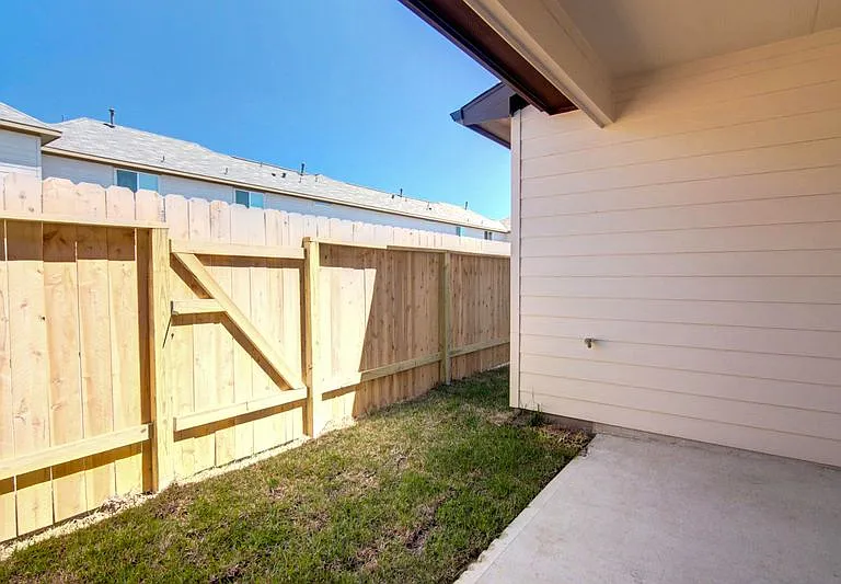 12231 Roy Mix Bohn Ln — Photo 13