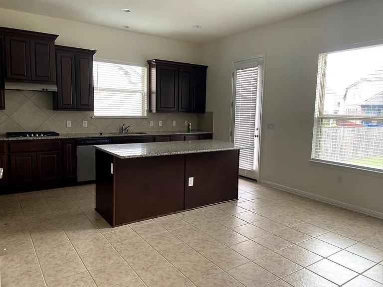 2918 Zelma Dr — Photo 5