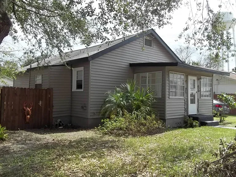 1151 Bender Ave — Photo 2