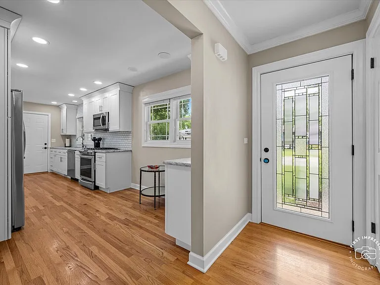325 Hemlock Ln — Photo 2