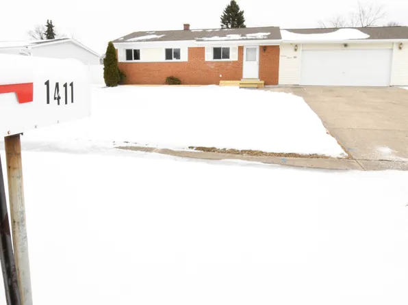 1411 Athlone Dr, Oxford, MI 48371