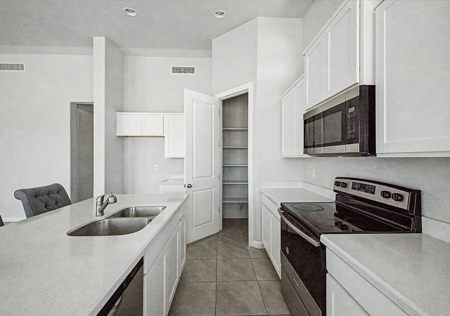 3 bed, 2.0 bath, 1658 sqft, $2,399 — Photo 1