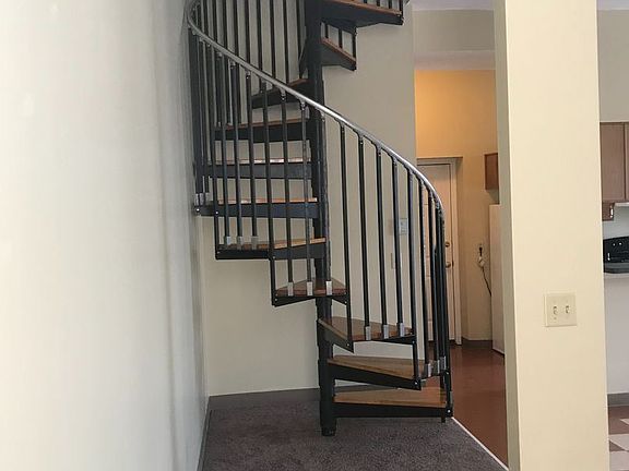 2nd image of 701 W Oak St