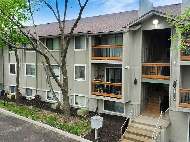 Skyline Apartments — Photo 7