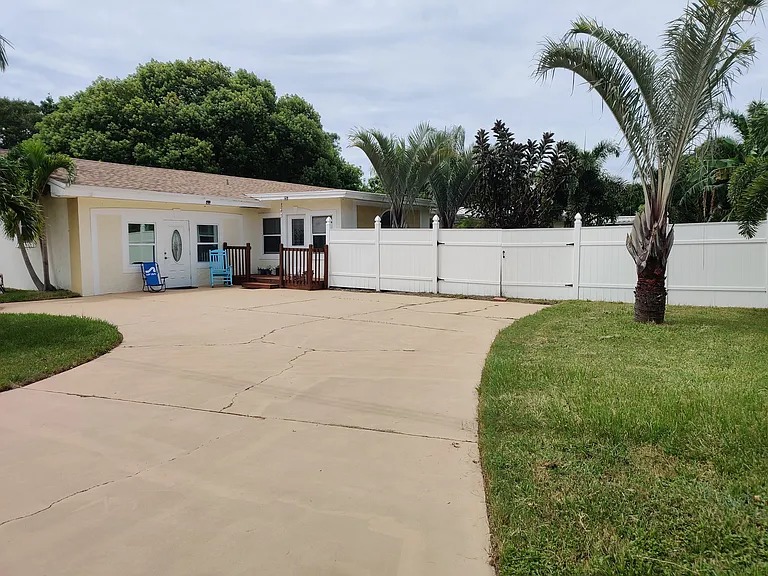Deville Dr E — Photo 9