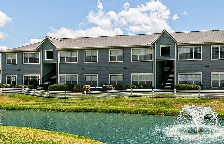 Willow Lake Apartments — Photo 41