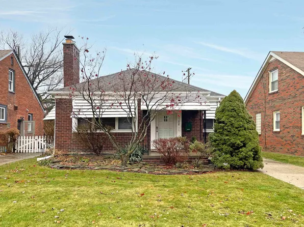 2108 Hunt Club Dr, Grosse Pointe Woods, MI 48236