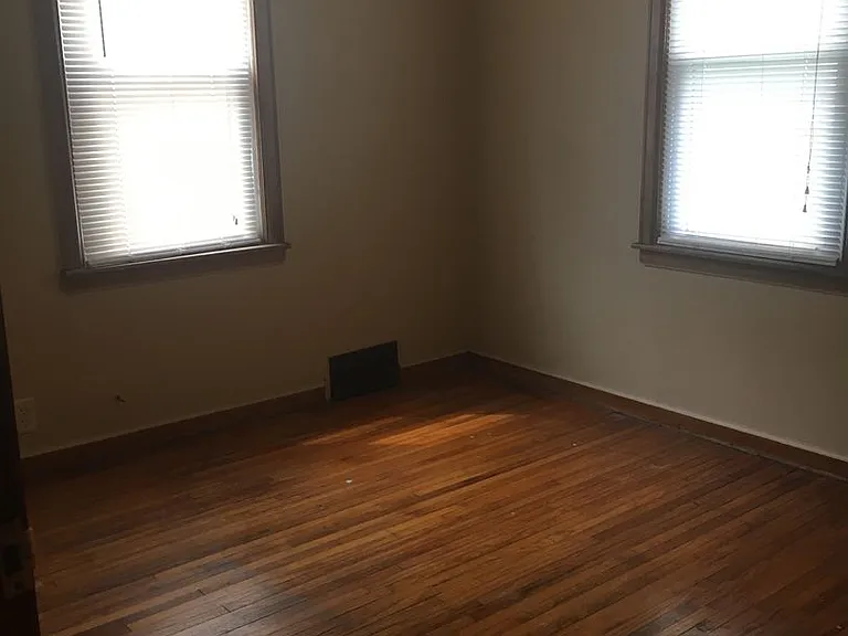 1324 Stratford Ave — Photo 4