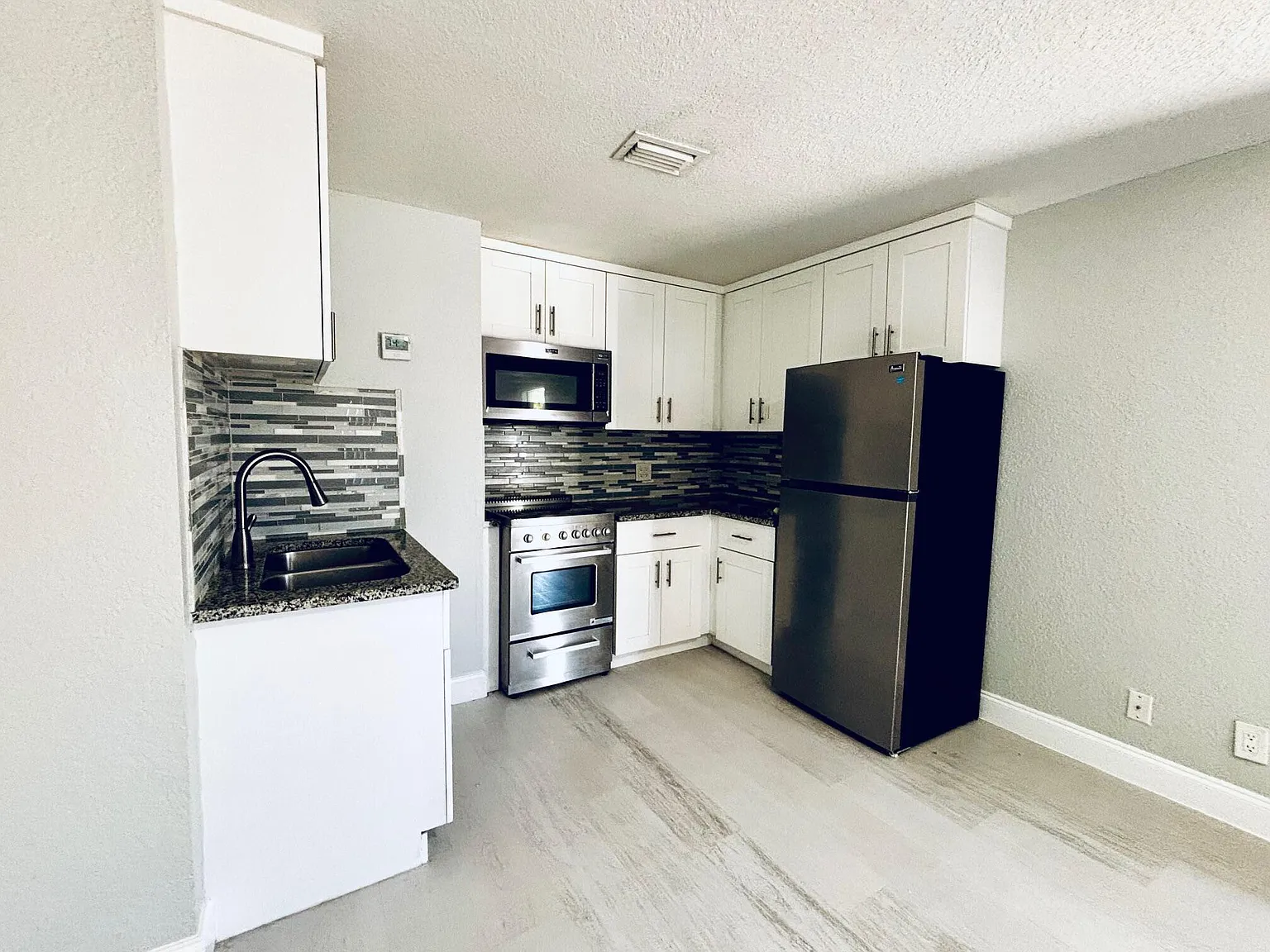 1 bed, 1.0 bath, 600 sqft, $1,700 — Photo 4