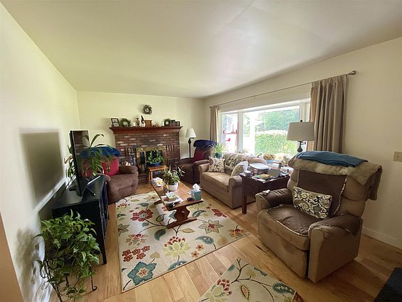 4th image of 33 Rose Ave