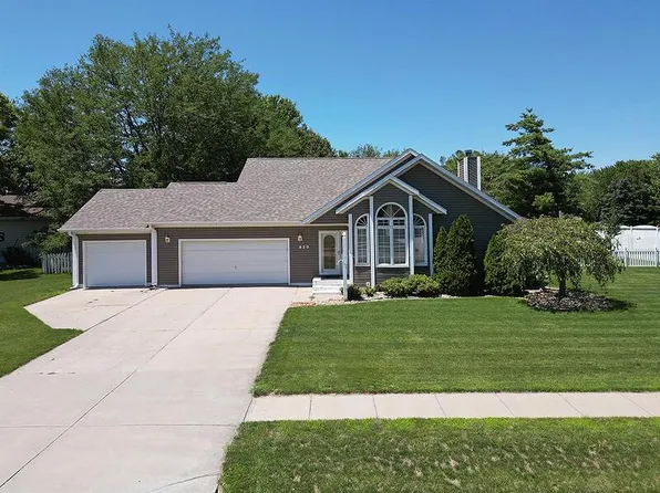 820 Redwood Rd, Grand Island, NE 68803