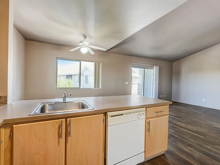Gateway Village Apartments — Photo 45