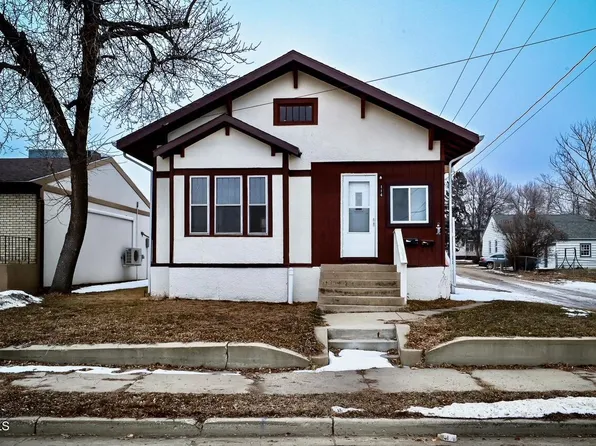 114 8th Ave NW, Minot, ND 58703