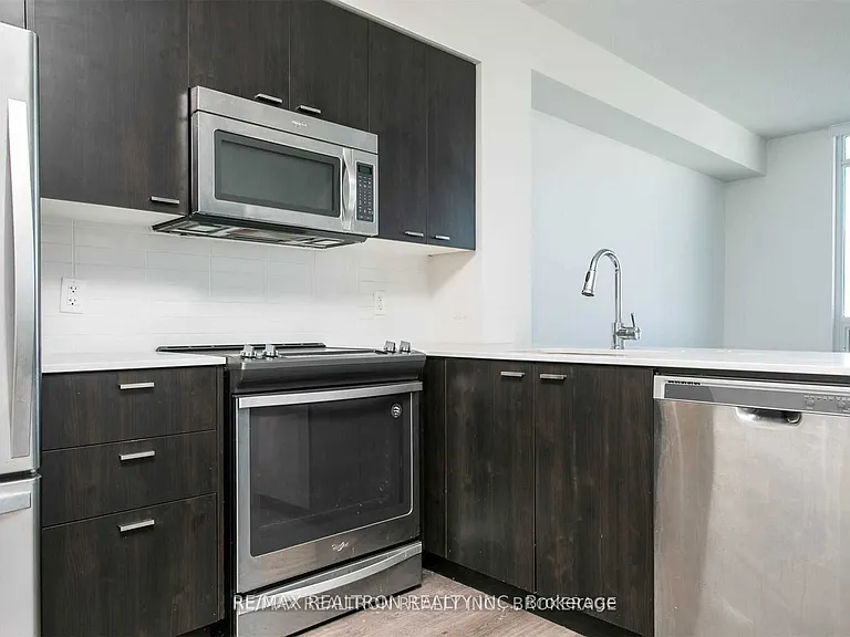 30 Roehampton Ave #1606 — Photo 5
