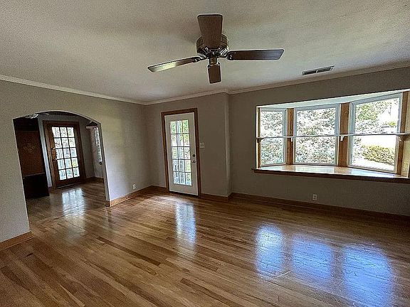 4th image of 906 McLaurin St