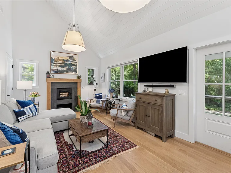104 Lake Dr — Photo 3