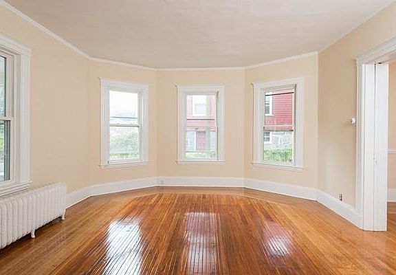 5th image of 49 Hillsdale St