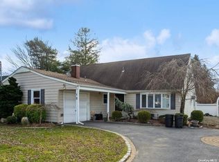 8 Portside Dr, Holbrook, NY 11741