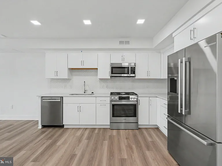 701 N Henry St #206 — Photo 33