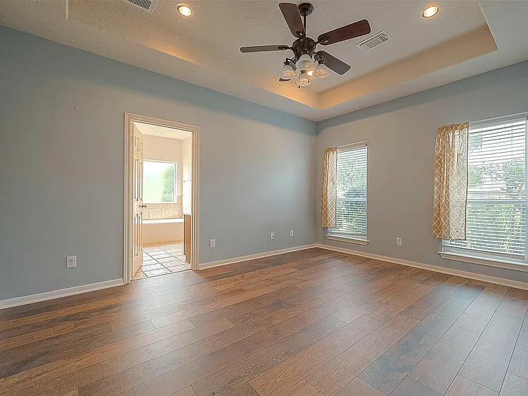 14403 Vlasta St — Photo 33