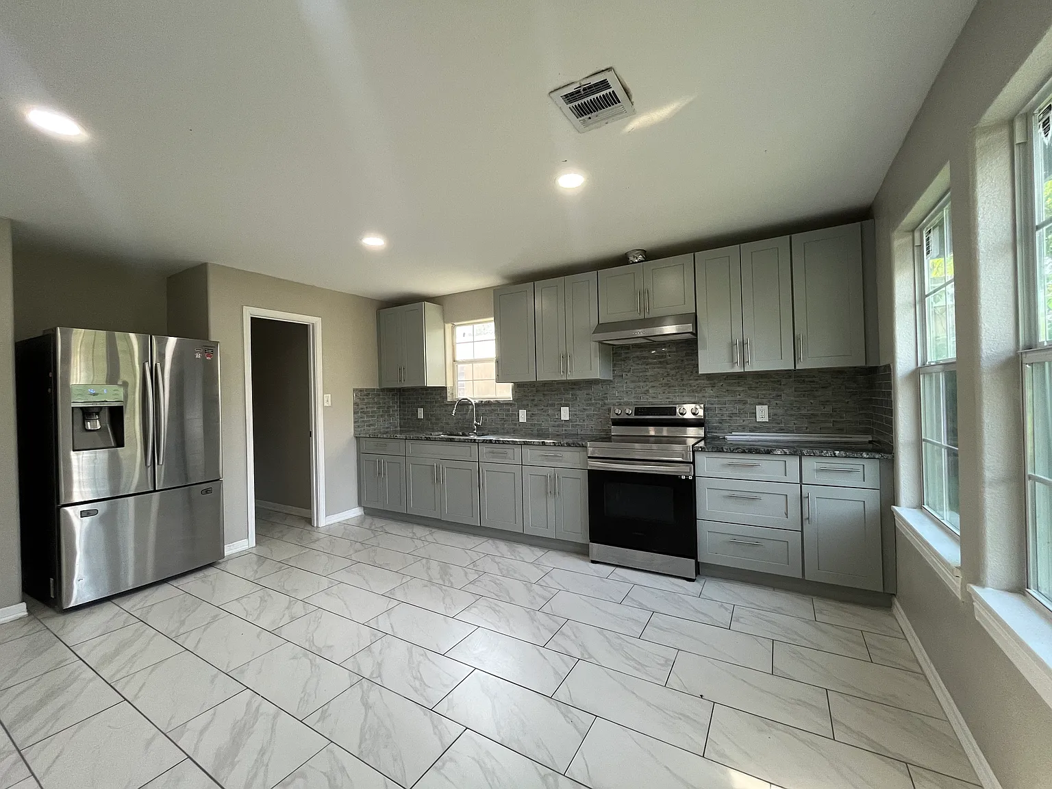 3 bed, 1338 sqft, $1,595 — Photo 2