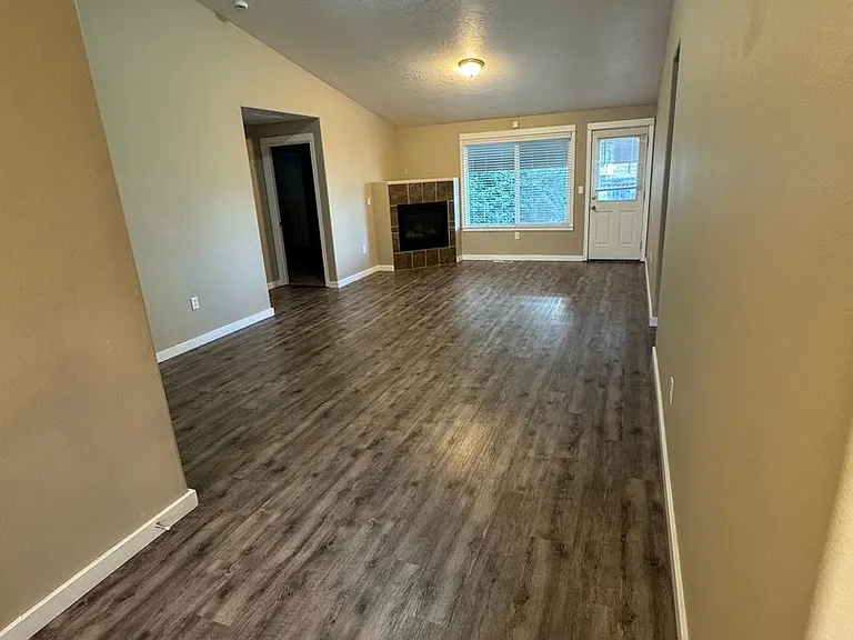 735 Trinity St NE — Photo 9