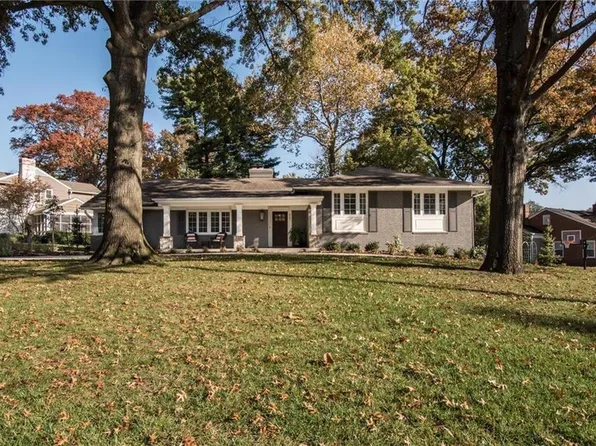 6241 Howe Dr, Fairway, KS 66205